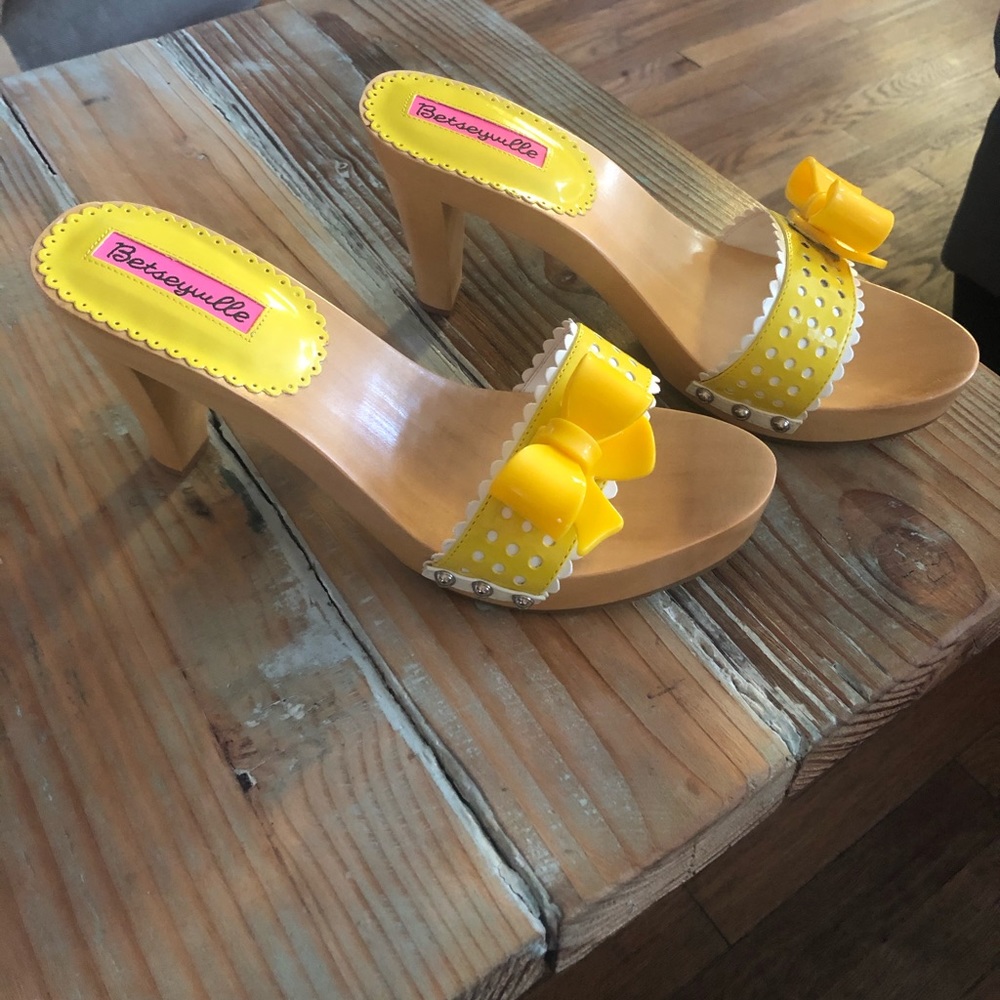 Betsey Johnson Betseyville Vega Sandal Yellow
